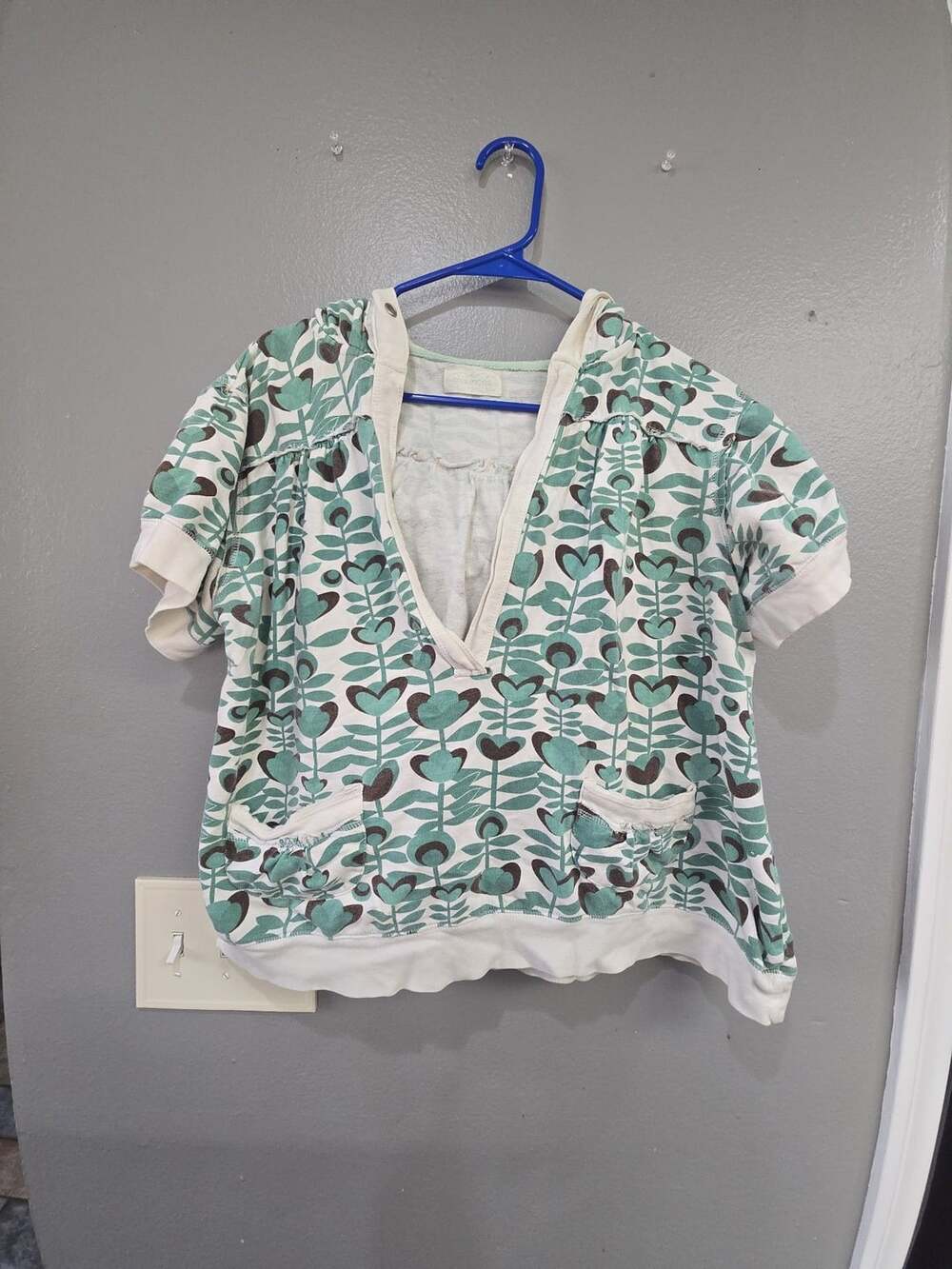 Maurices Short Sleeve Hoodie Floral Leaf Print Pocket V-Neck